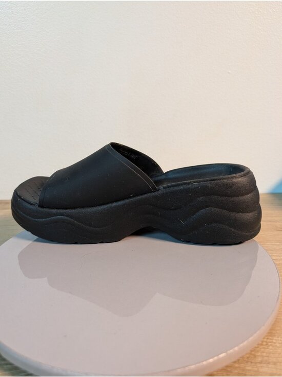 Women\'s Crocs Platform Skyline Slides Size 7 Slip on PVC Sandals Solid Black main image 8